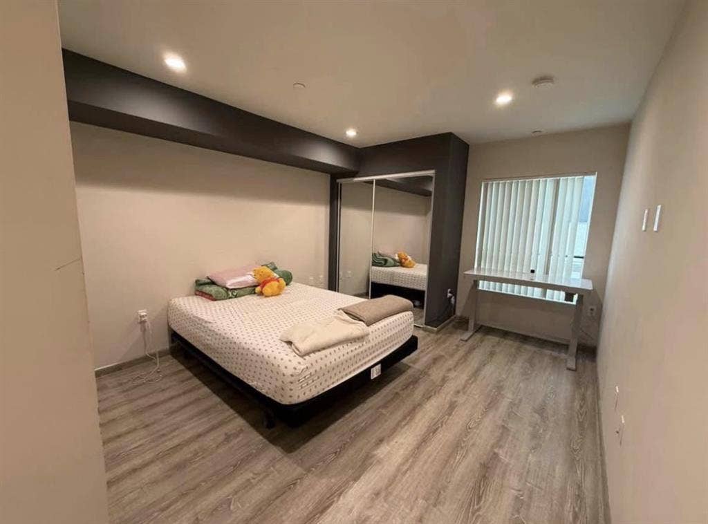 Private Bed & Bath- Valley Glen