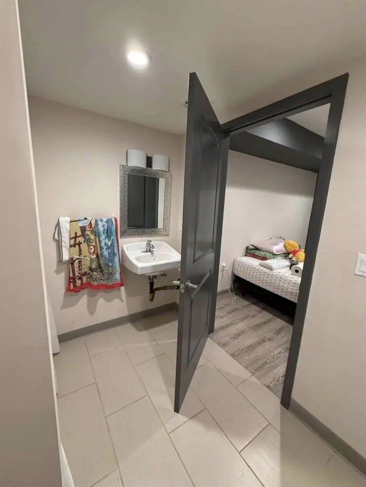 Private Bed & Bath- Valley Glen
