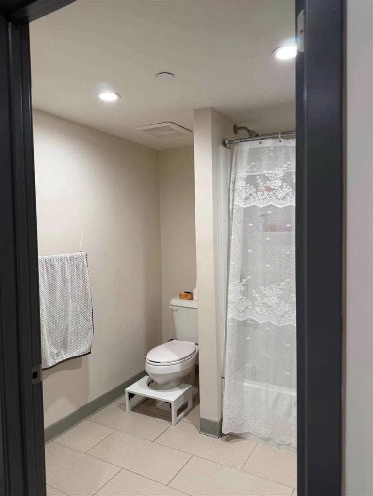 Private Bed & Bath- Valley Glen