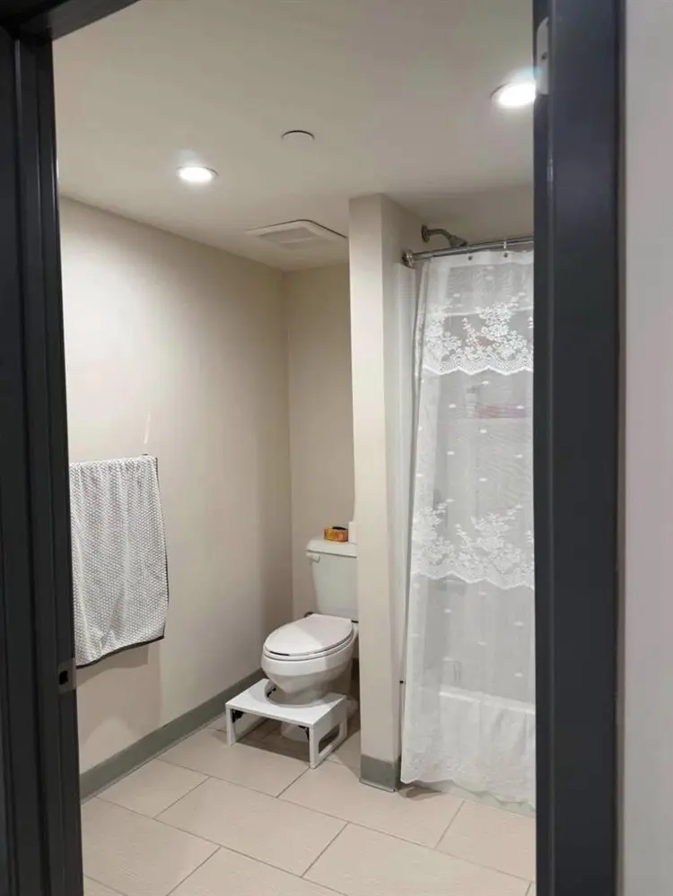 Private Bed & Bath- Valley Glen