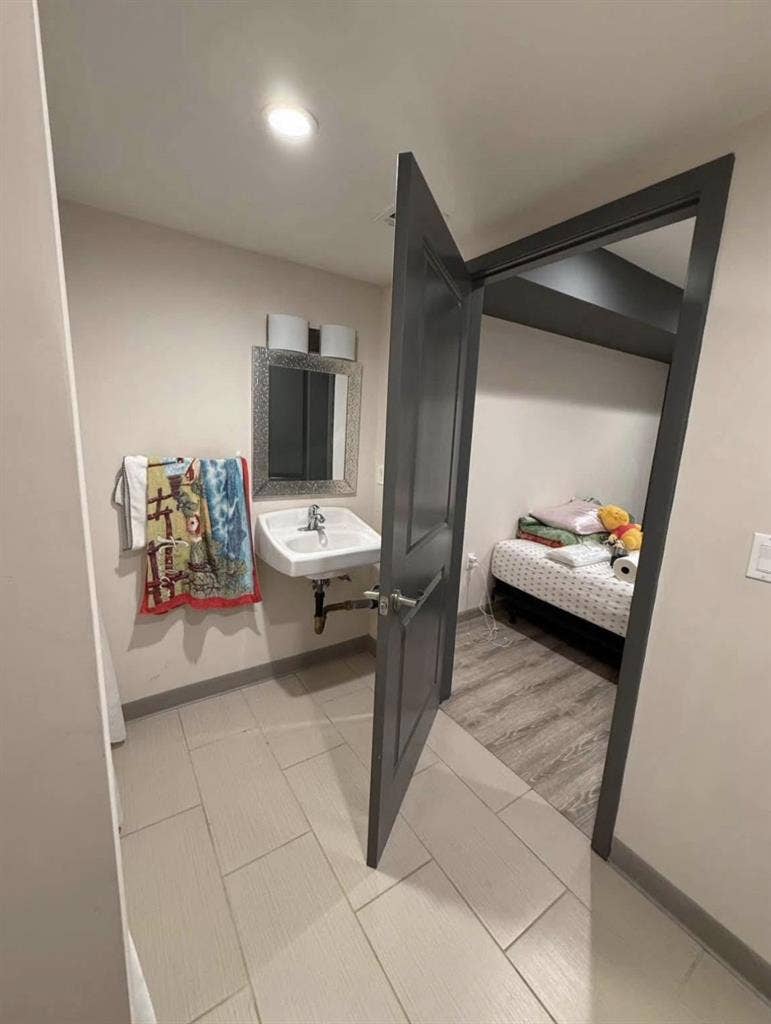 Private Bed & Bath- Valley Glen