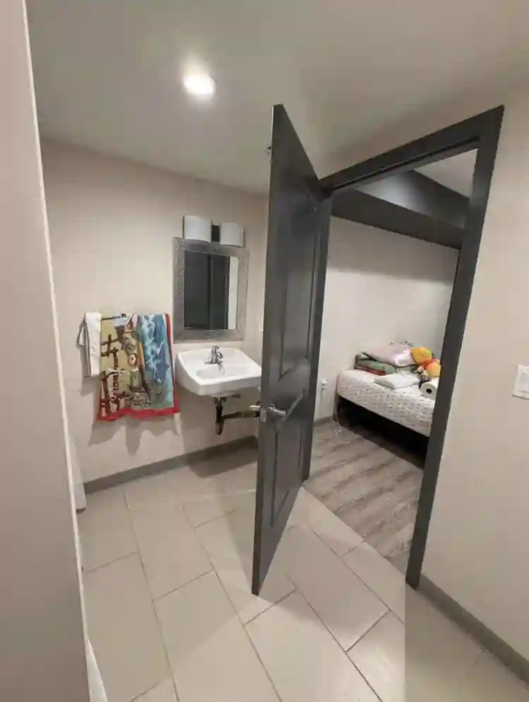 Private Bed & Bath- Valley Glen