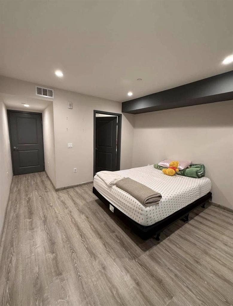 Private Bed & Bath- Valley Glen