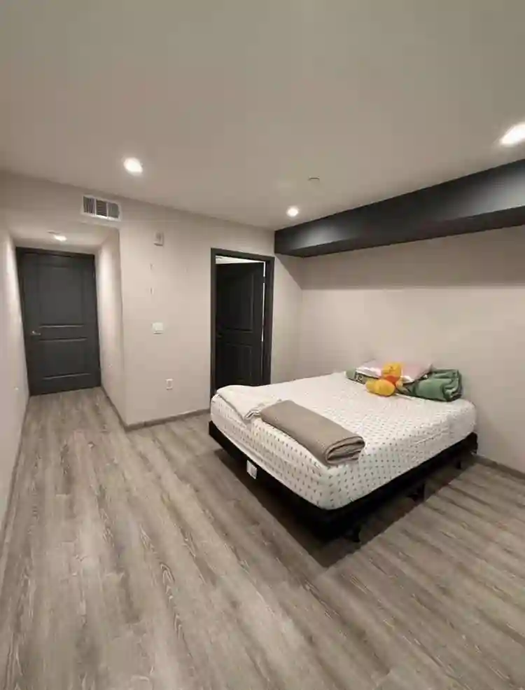 Private Bed & Bath- Valley Glen