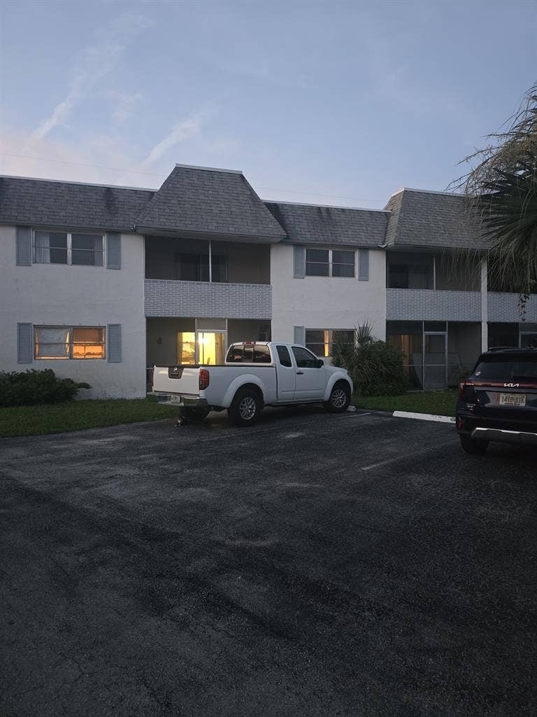 E BOCA RATON, SMALL STUDIO M ONLY