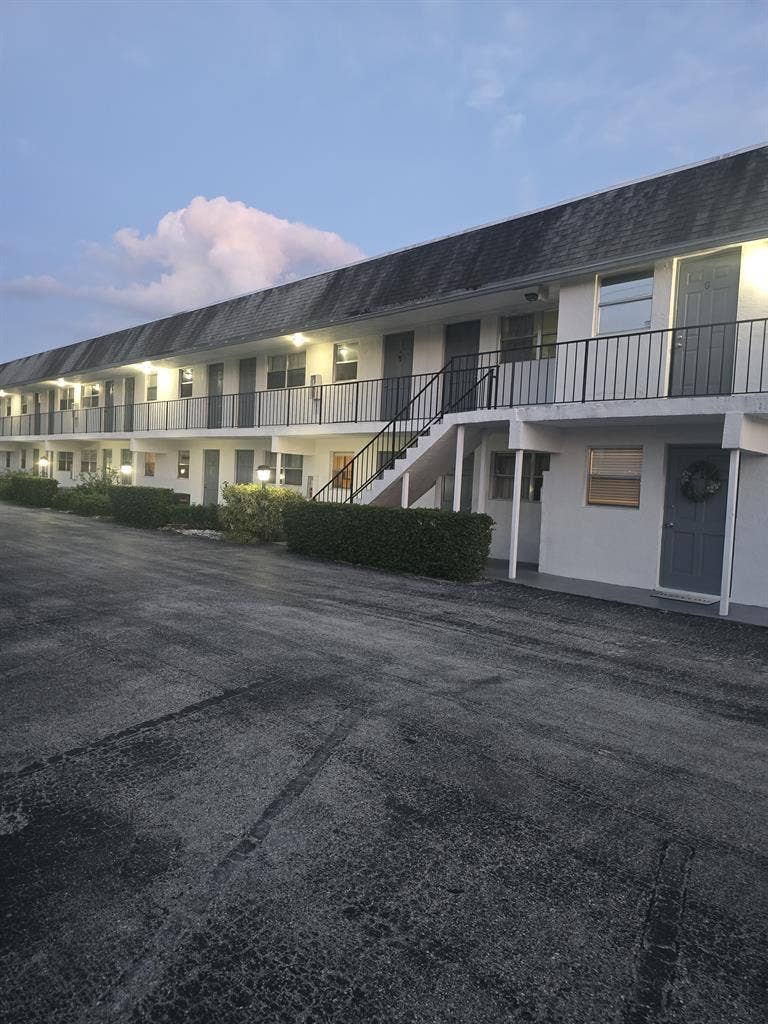 E BOCA RATON, SMALL STUDIO M ONLY