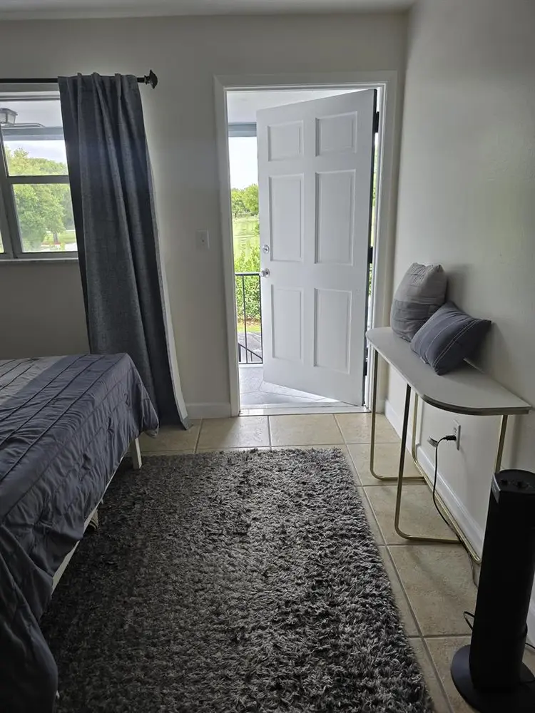 E BOCA RATON, SMALL STUDIO M ONLY