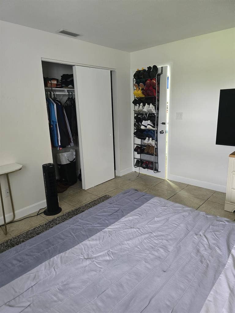 E BOCA RATON, SMALL STUDIO M ONLY