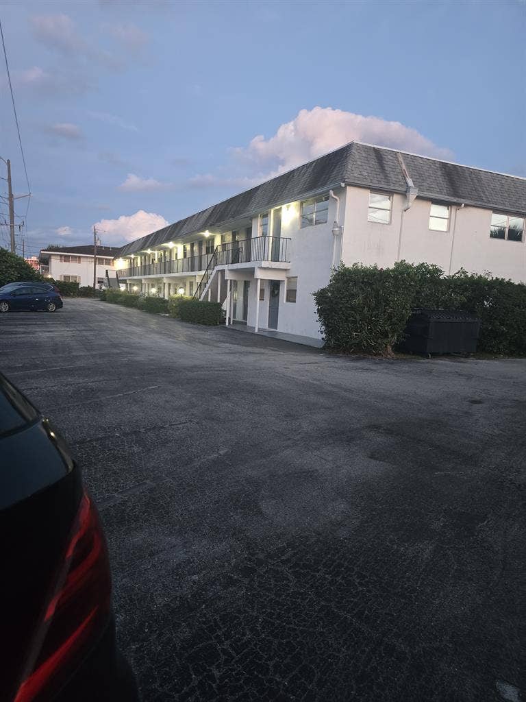 E BOCA RATON, SMALL STUDIO M ONLY