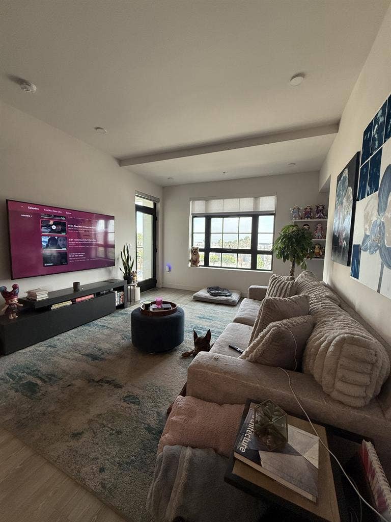 DOWNTOWN LA ROOM - FEMALE ONLY