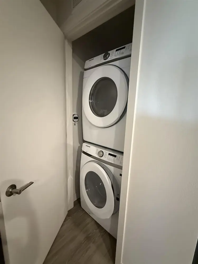 DOWNTOWN LA ROOM - FEMALE ONLY