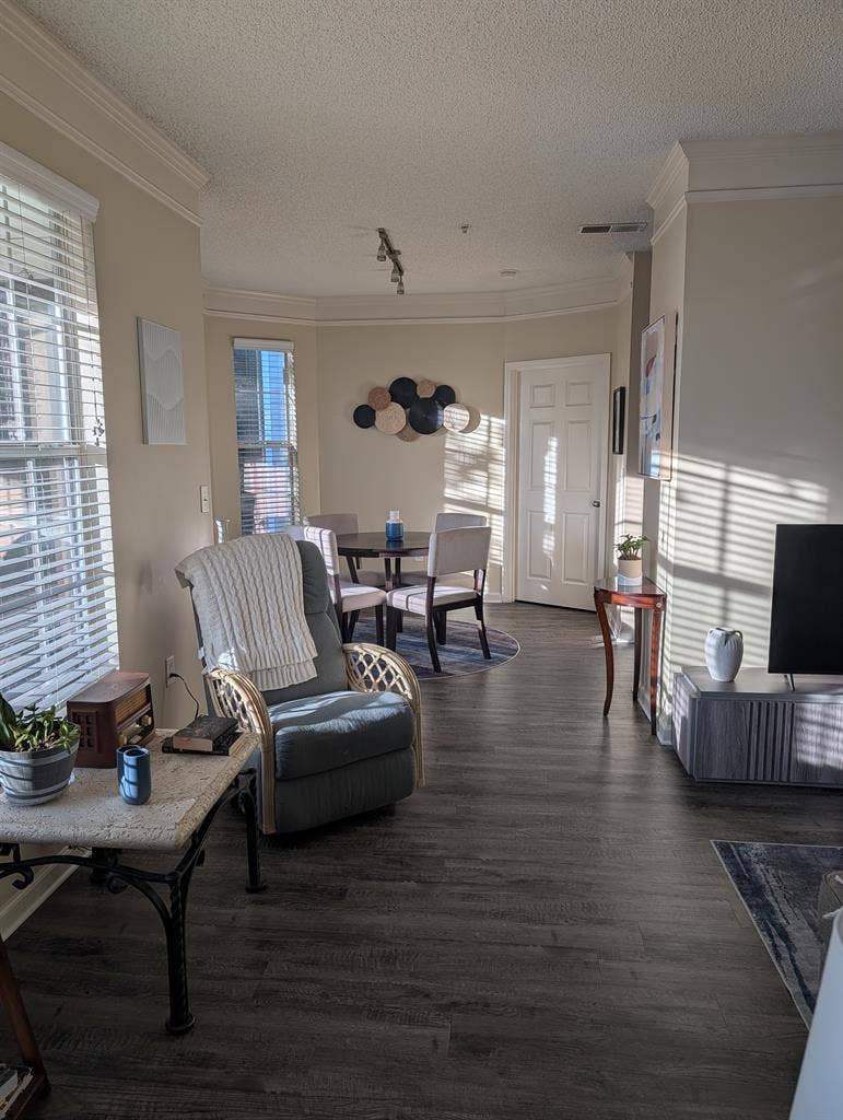 Looking for a male roommate