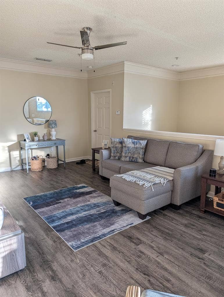 Looking for a male roommate