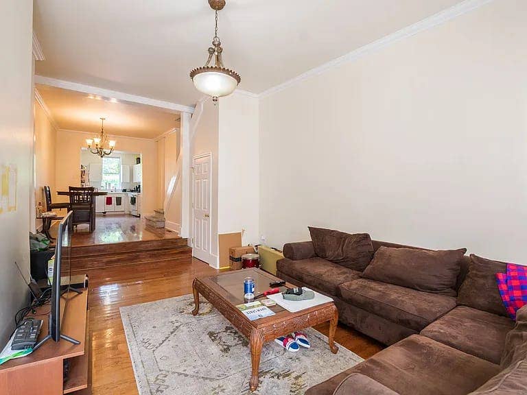 3 beds 2 baths is up for grab!