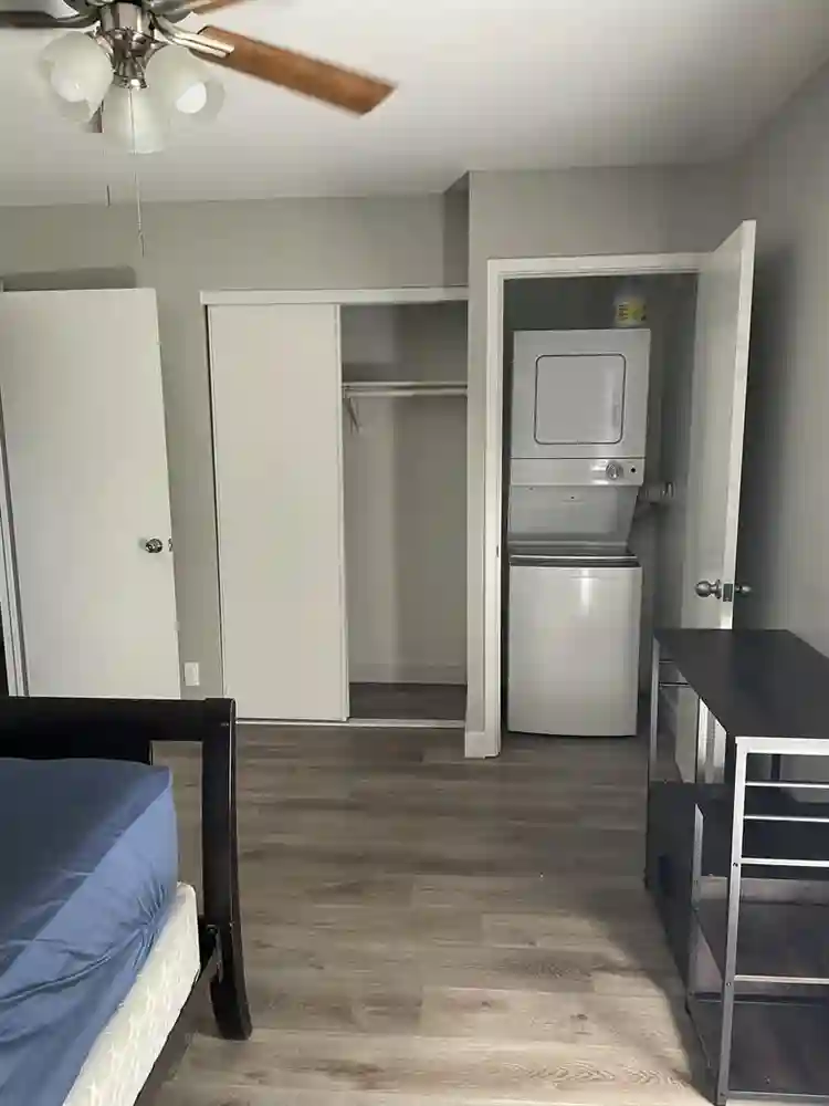 Looking for Quiet Roommate