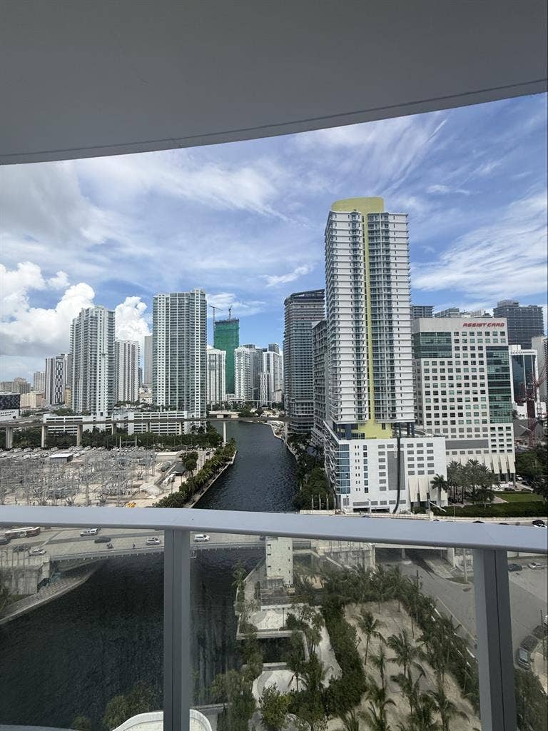 Private room + bathroom in Brickell