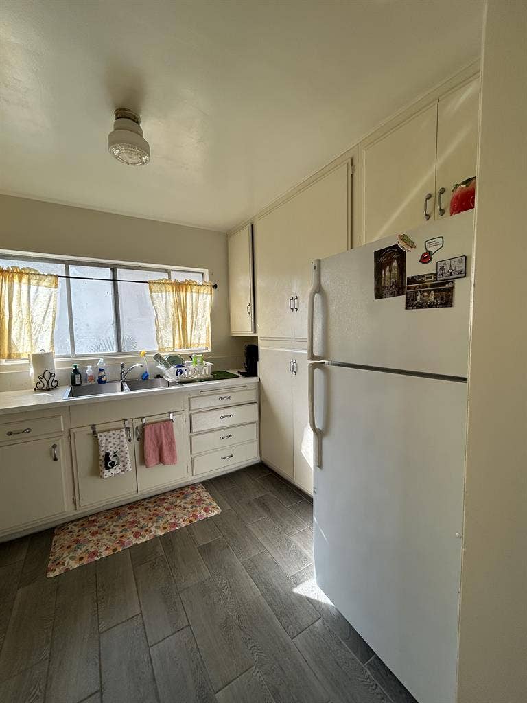 Room for rent in 3 bedroom apt!