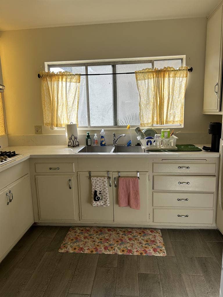 Room for rent in 3 bedroom apt!