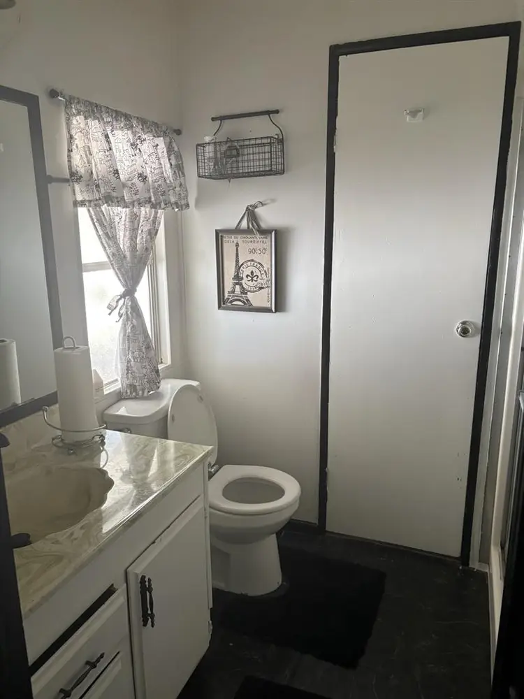 room for rent with w bathroom