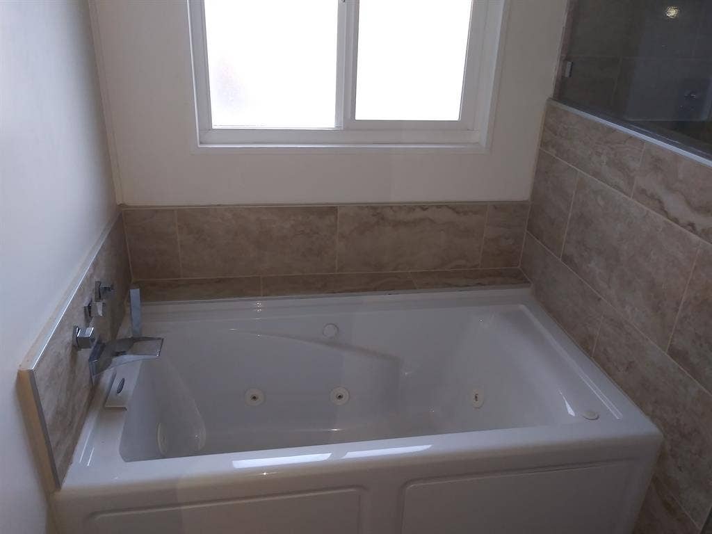 Master w/ Lrg En Suite Bath Jacuzzi