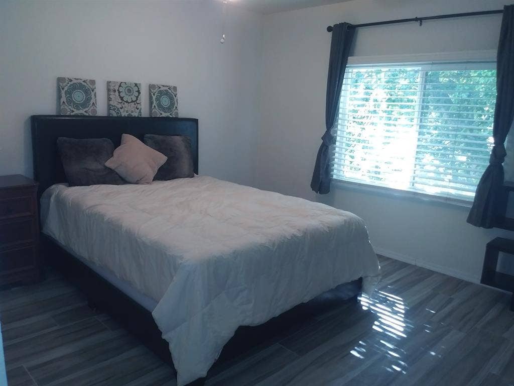 Master w/ Lrg En Suite Bath Jacuzzi