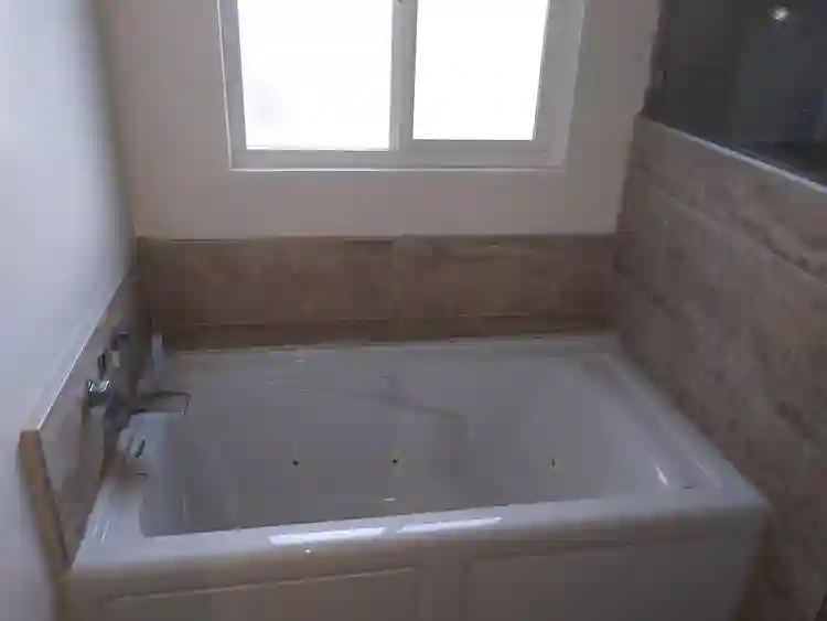 Master w/ Lrg En Suite Bath Jacuzzi