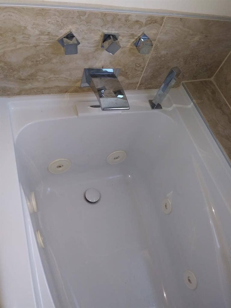 Master w/ Lrg En Suite Bath Jacuzzi