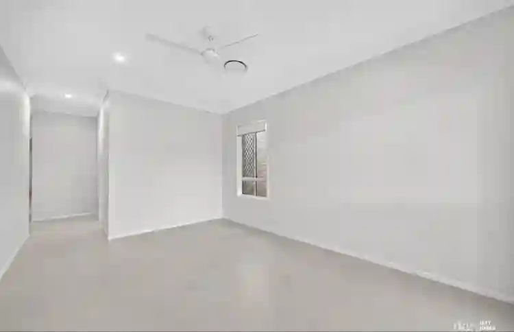 2 housemates wanted