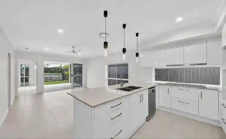 2 housemates wanted