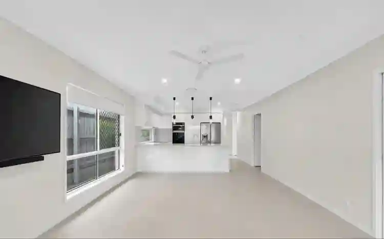 2 housemates wanted