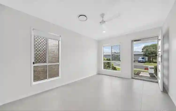 2 housemates wanted