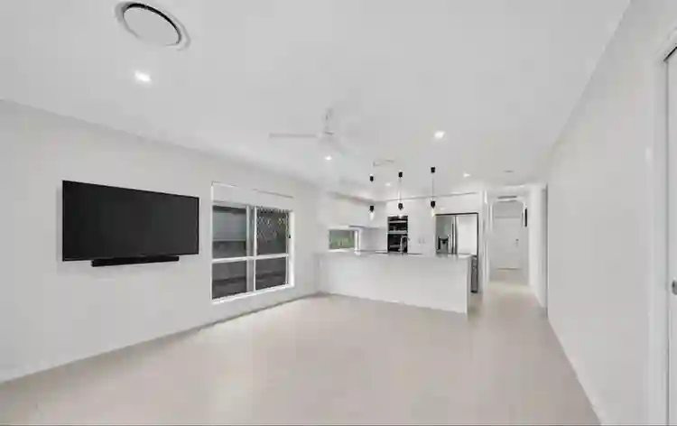 2 housemates wanted