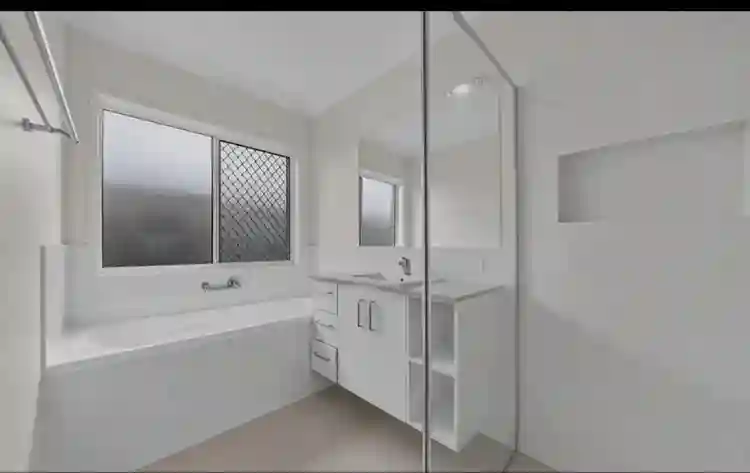 2 housemates wanted