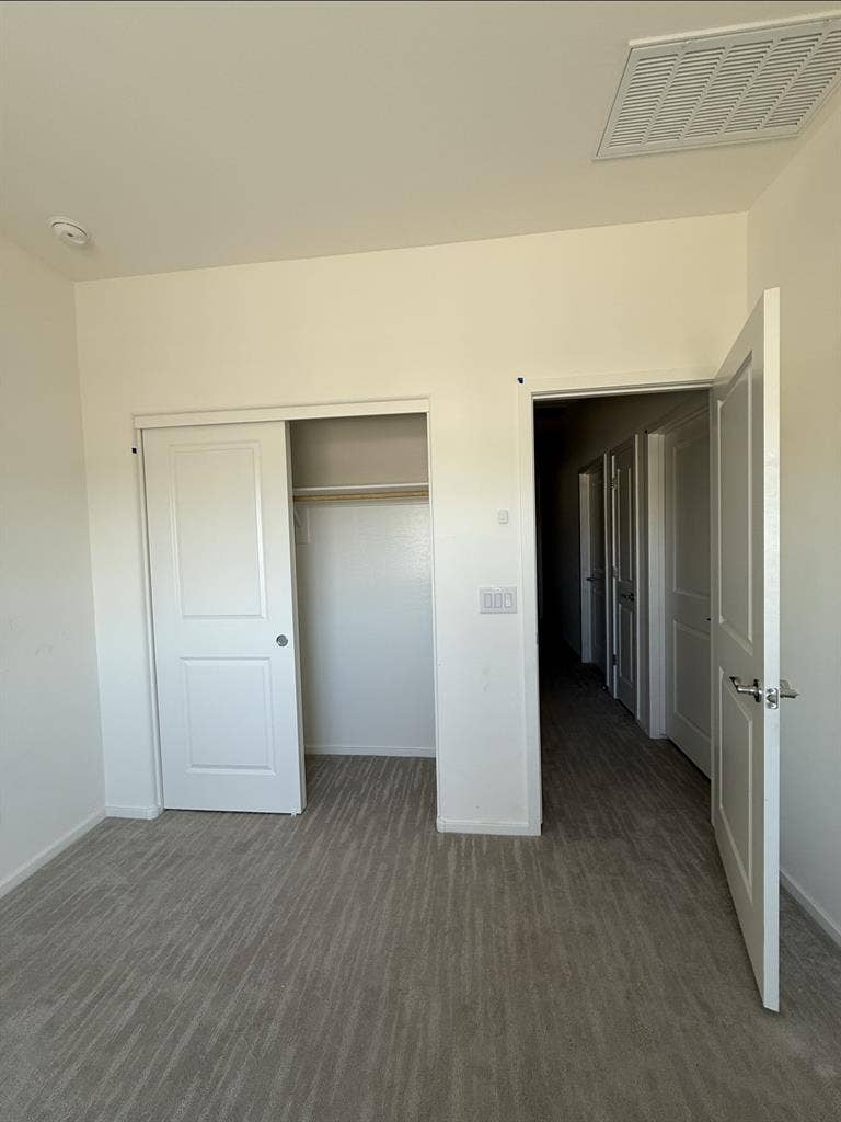 Looking for a female roomie
