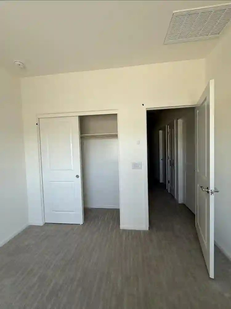 Looking for a female roomie