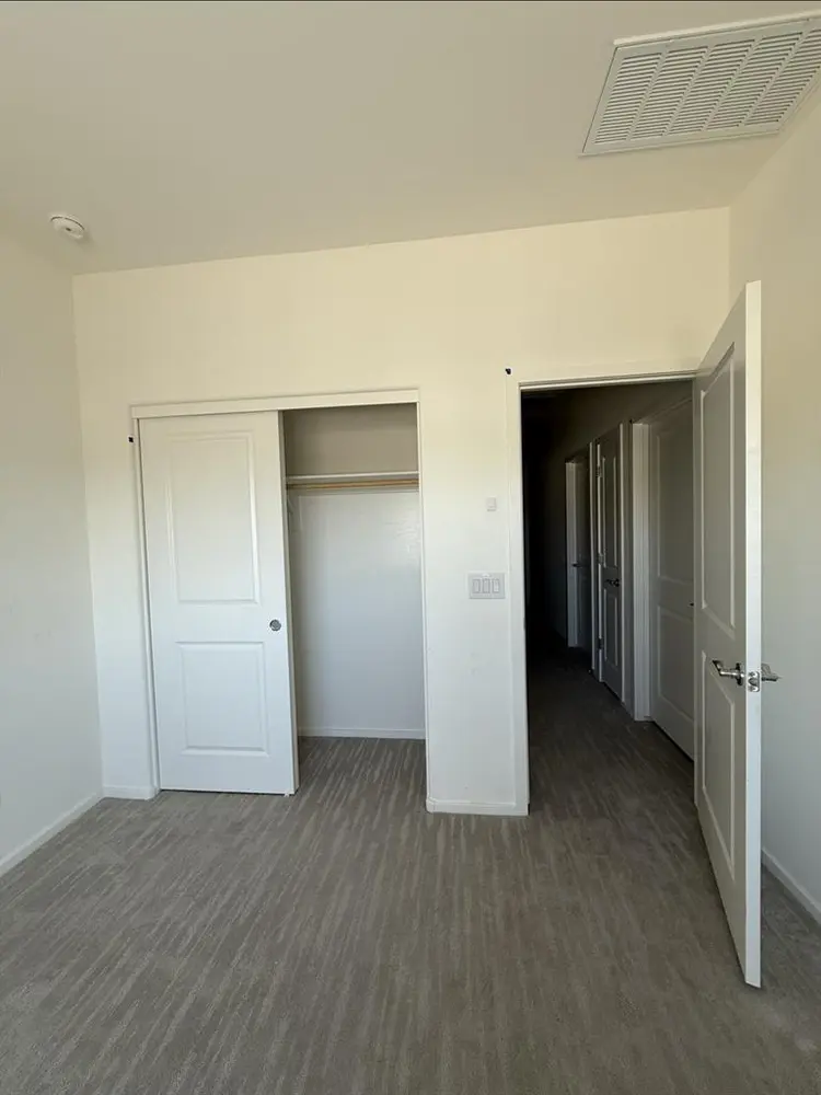 Looking for a female roomie