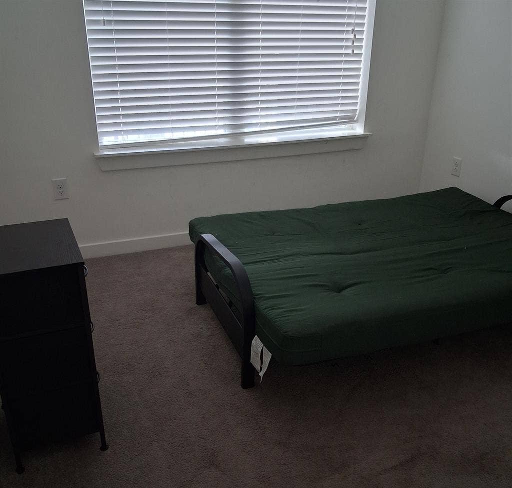 Looking For A Down To Earth Roomate
