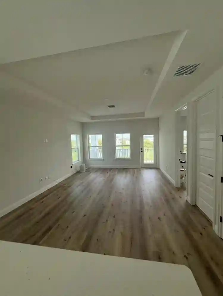 Unfurnished rooms luxury home