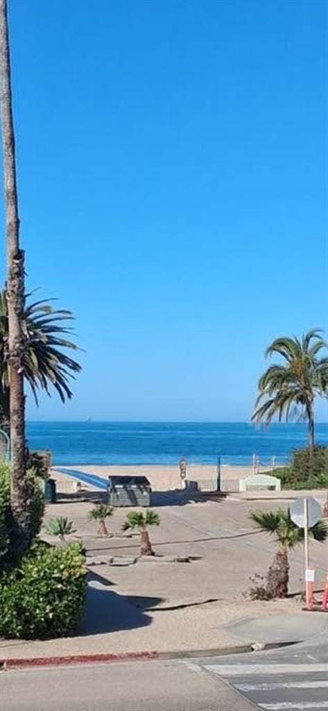 ***Room right on the Beach ***