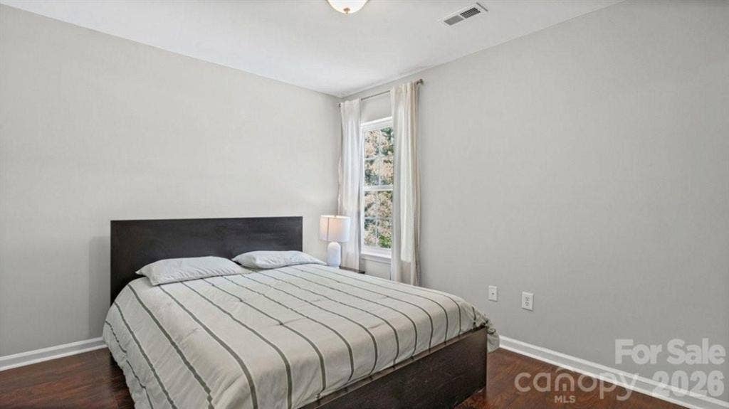 Private Room Near UNCC + Pool, lock