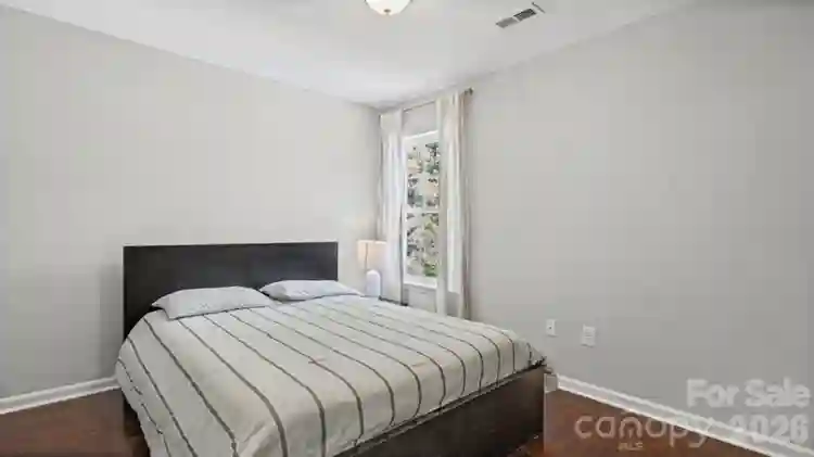 Private Room Near UNCC + Pool, lock