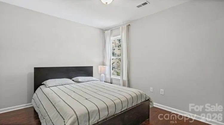 Private Room Near UNCC + Pool, lock