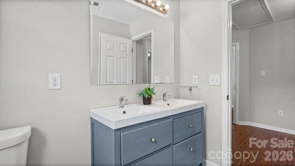 Private Room Near UNCC + Pool, lock