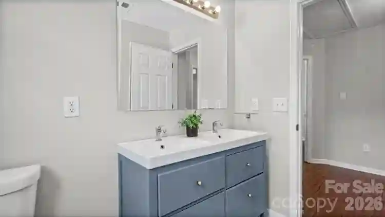 Private Room Near UNCC + Pool, lock