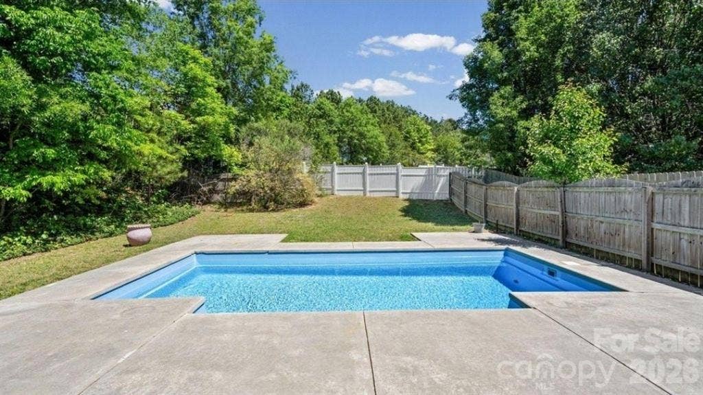 Private Room Near UNCC + Pool, lock