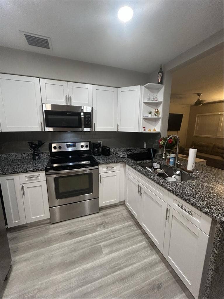 Masterbed with private bath oct 1
