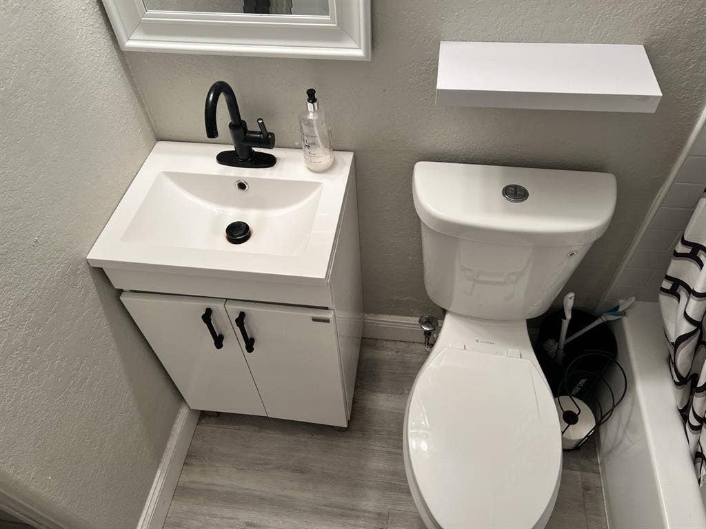 Masterbed with private bath oct 1