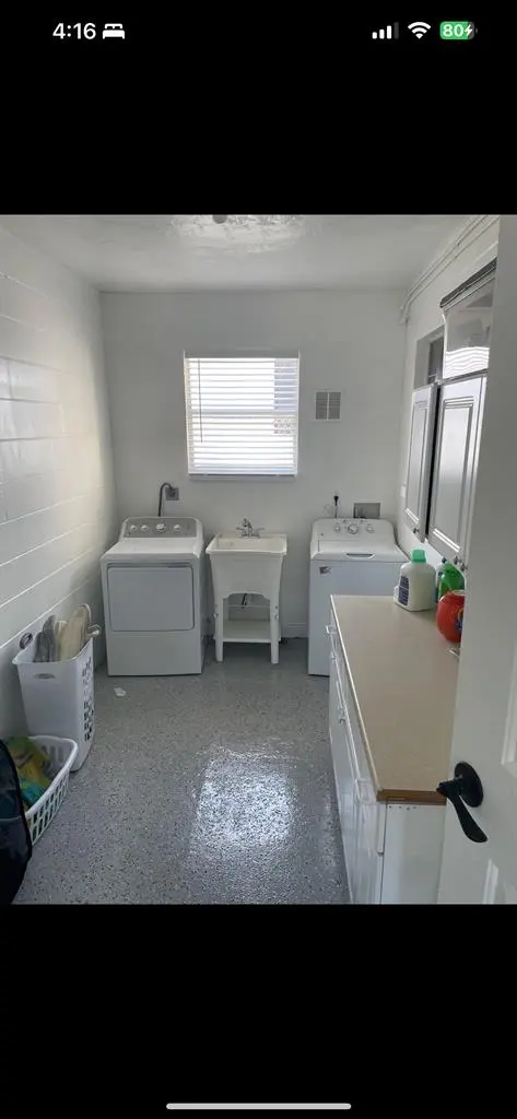 Masterbed with private bath oct 1