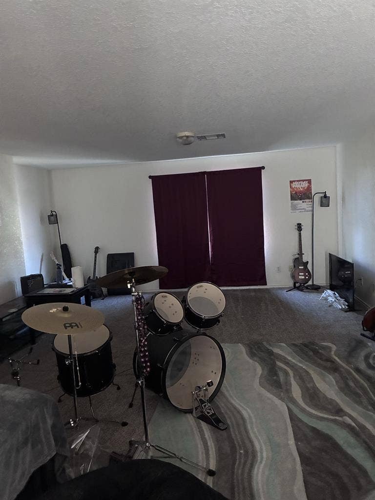 Large 18x12 room, $750 w/utilities