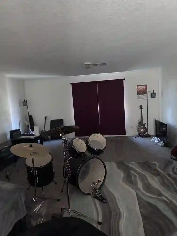 Large 18x12 room, $750 w/utilities